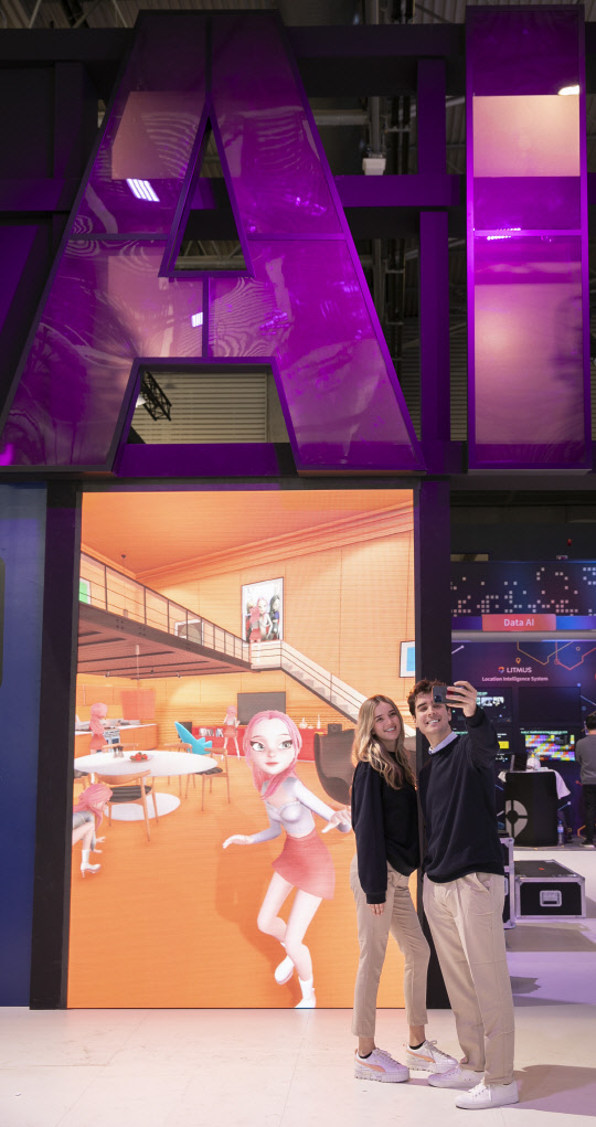 스페인 바르셀로나 'MWC 2023' 전시관에서 모델들이 메타버스 서비스 '이프랜드(ifland)'를 소개하고 있다. SKT 제공